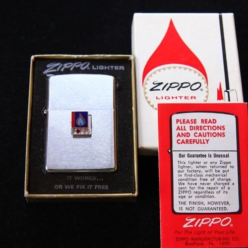 企業表彰　ピンズ貼り 【ZIPPO】